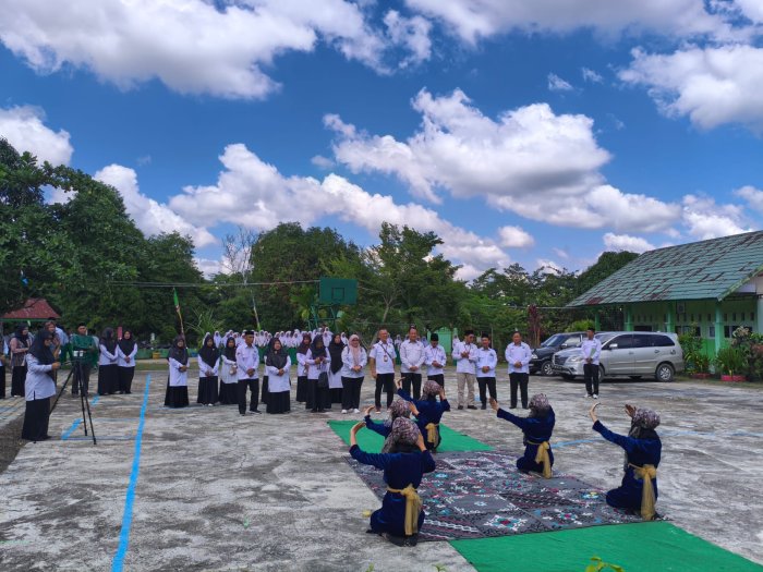 Tari Tabur Beras Kuning Sambut Tim Penilai Internal ZI di MTsN 4 Batanghari