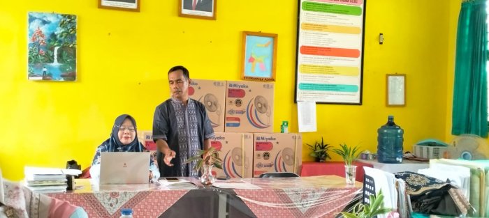 Kepala MTsN 4 Batang Hari Tinjau Langsung kesiapan Dokumen ZI di Ruang Majelis Guru