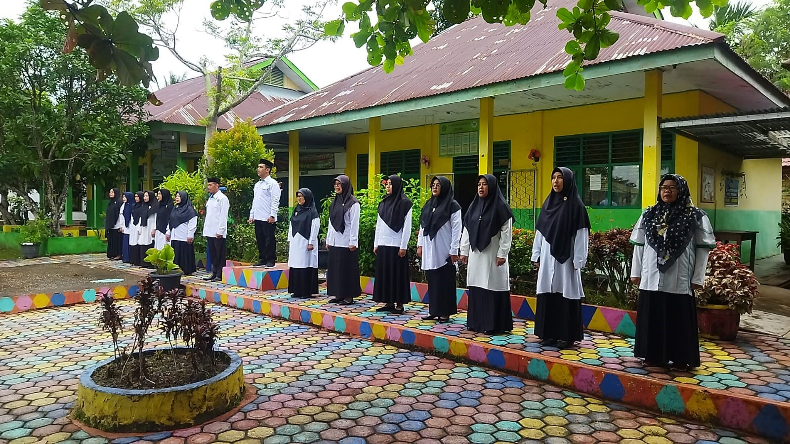 Memperdengarkan Lagu Kebangsaan Indonesia Raya Memperdengarkan Lagu Kebangsaan Indonesia Raya