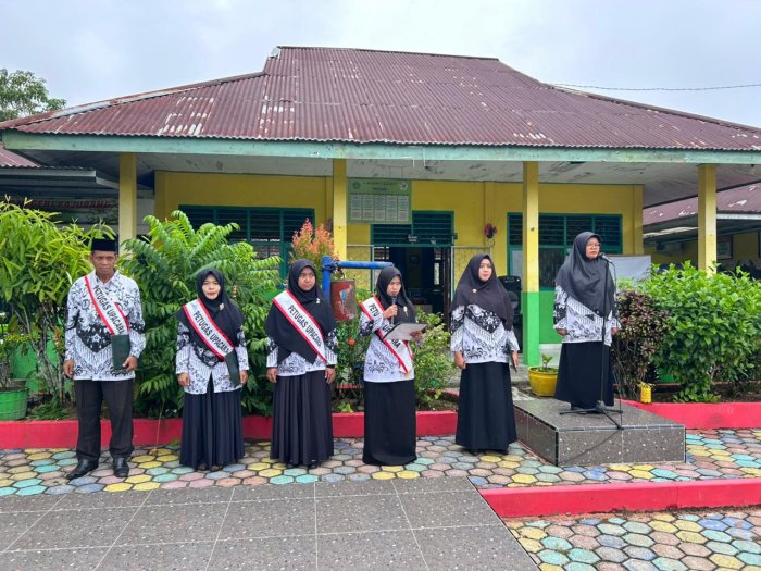 Upacara Hari Guru Nasional, Ibu Tauhidatul Istiqomah Bertindak sebagai MC Upacara