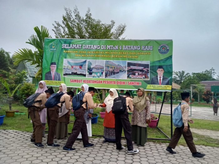 Pagi yang Menyenangkan Di Madrasah Melalui Kegiatan  Santik