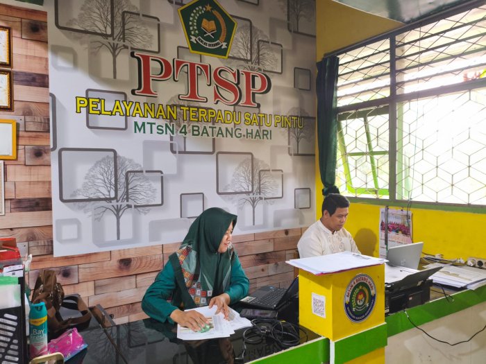 Awali Tahun 2026 dengan Disiplin, Tenaga Kependidikan MTsN 4 Batang Hari Tertibkan Absensi dan Kinerja Harian Awali Tahun 2026 dengan Disiplin, Tenaga Kependidikan MTsN 4 Batang Hari Tertibkan Absensi dan Kinerja Harian
