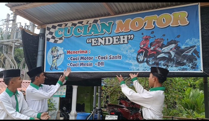 Dari Kelas ke Lapangan: Siswa 8A MTsN 4 Batang Hari Praktik Menyajikan Iklan Kreatif di Masyarakat