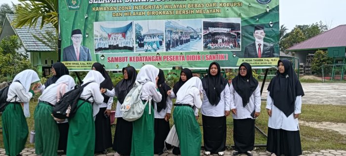 Senyum Pagi di Gerbang Madrasah, Guru Piket SANTIK Sambut Siswa dengan Hangat