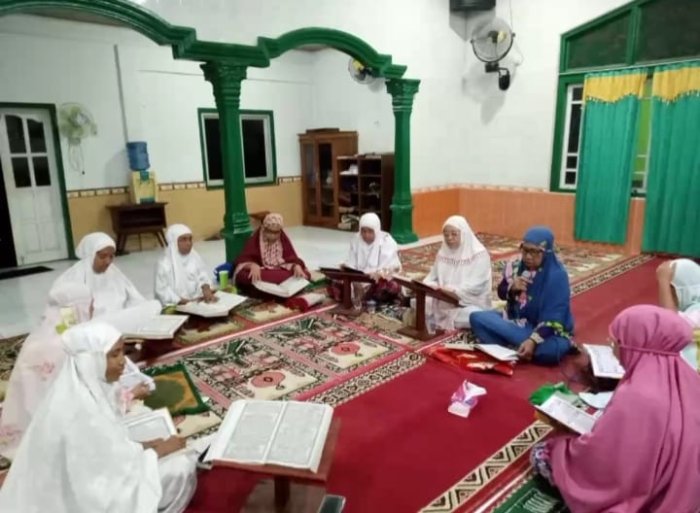 Guru MTsN 4 Batang Hari Kembali Ikuti Khataman Al-Quran di Masjid Baitur Rahmah Bajubang Guru MTsN 4 Batang Hari Kembali Ikuti Khataman Al-Quran di Masjid Baitur Rahmah Bajubang