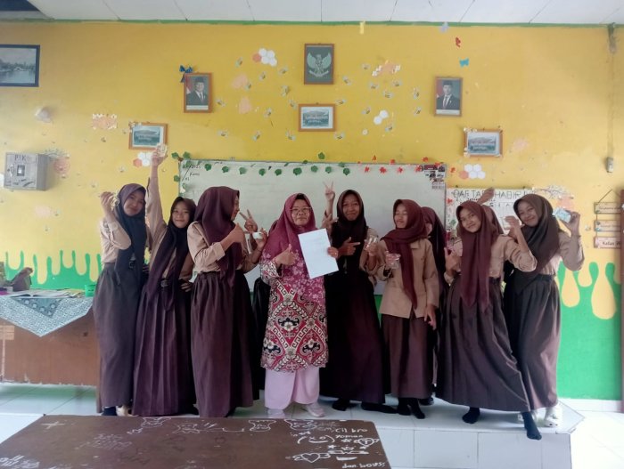 Kekompakan Siswi Usai Kegiatan Praktikum IPA Menunjukan Rasa Kebersamaan