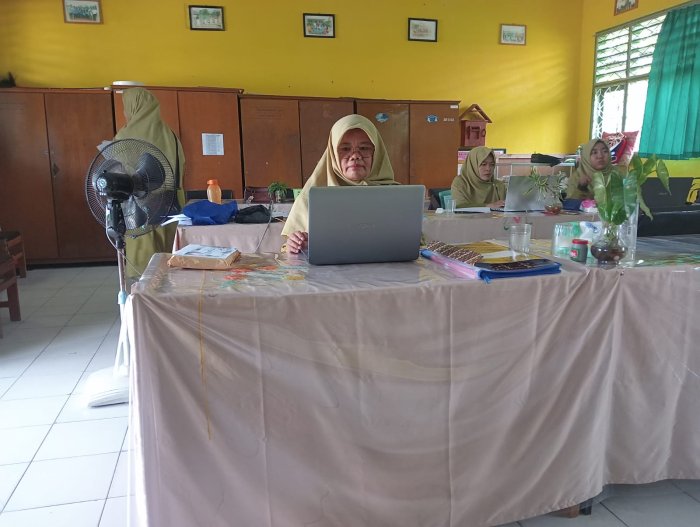 Wakasis MTsN 4 Batanghari Tuntaskan Laporan Kegiatan Semester Genap Sebelum Libur Semester Wakasis MTsN 4 Batanghari Tuntaskan Laporan Kegiatan Semester Genap Sebelum Libur Semester