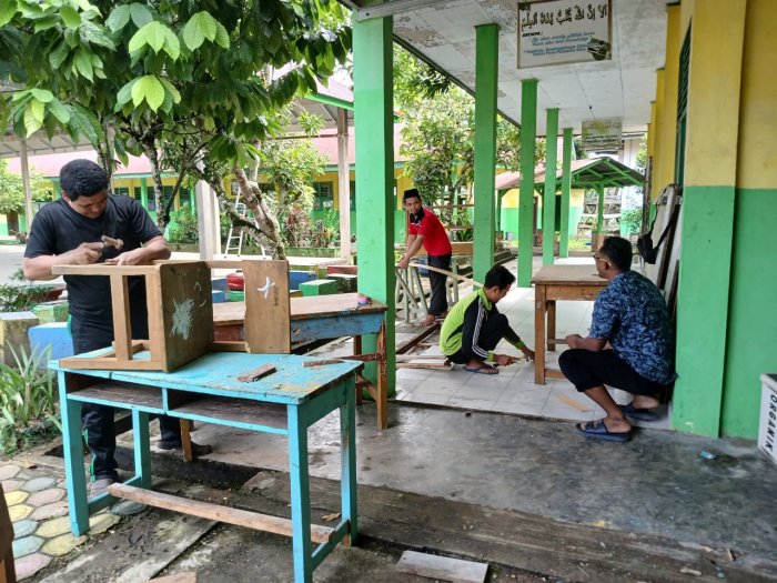 Demi Kenyamanan Belajar, Guru dan Tendik MTsN 4 Batang Hari Kompak Perbaiki Sarana Pembelajaran Demi Kenyamanan Belajar, Guru dan Tendik MTsN 4 Batang Hari Kompak Perbaiki Sarana Pembelajaran