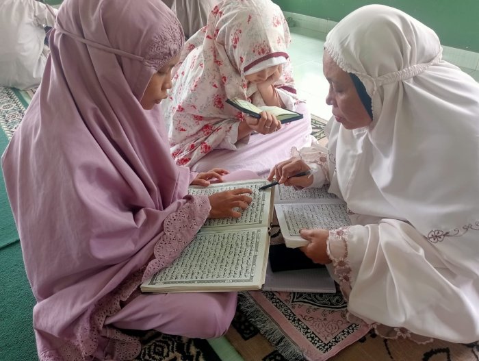 Ustadzah Sabariyah Fokus Bimbing Siswa pada kegiatan Tadarus Usai Shalat DZuhur