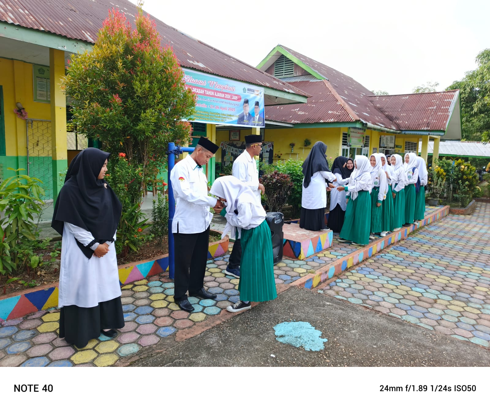 Peserta Ujian Madrasah,Minta Doa Restu Kepada Guru Sebelum Ujian Peserta Ujian Madrasah,Minta Doa Restu Kepada Guru Sebelum Ujian