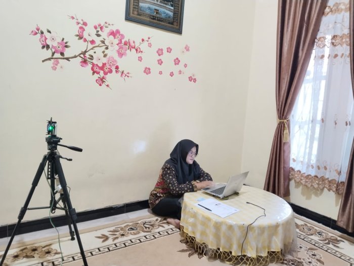 Asmia Guru IPA Mengikuti Ujian PPG Secara Daring Asmia Guru IPA Mengikuti Ujian PPG Secara Daring