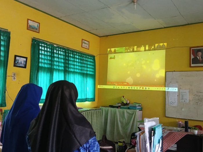 Kepala Madrasah dan Guru Pembimbing MTsN 4 Batang Hari Ikuti Pembukaan OMI Tingkat Provinsi Secara Virtual