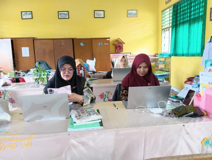 Langkah Pasti Menuju PPG, Tauhidatul dan Asmia Rampungkan Update Data Batch 4