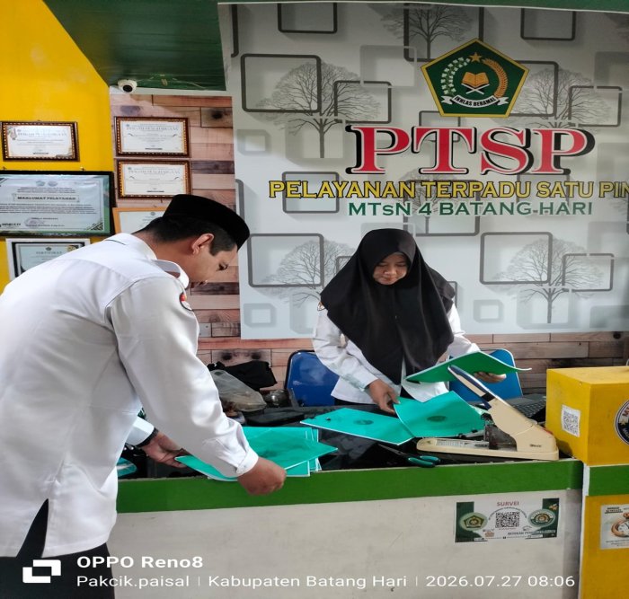 Kepala TU MTsN 4 Batang Hari Pastikan Dokumen Administrasi Guru Siap Digunakan