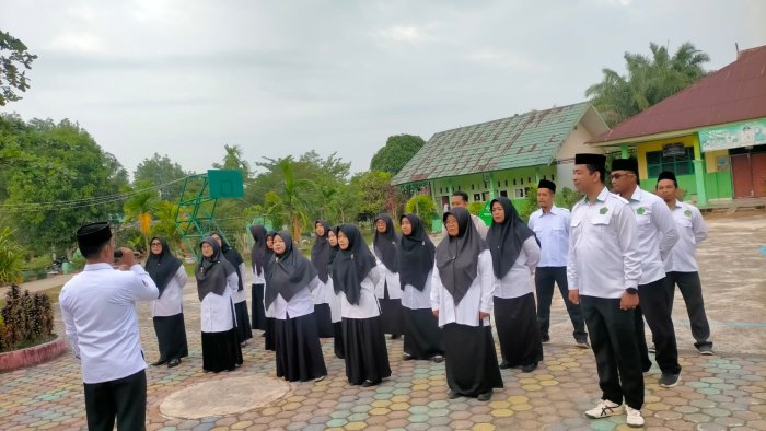 Seluruh GTK MTsN 4 Batanghari Ikuti Apel Penegakan Disiplin dan Kode Etik Guru