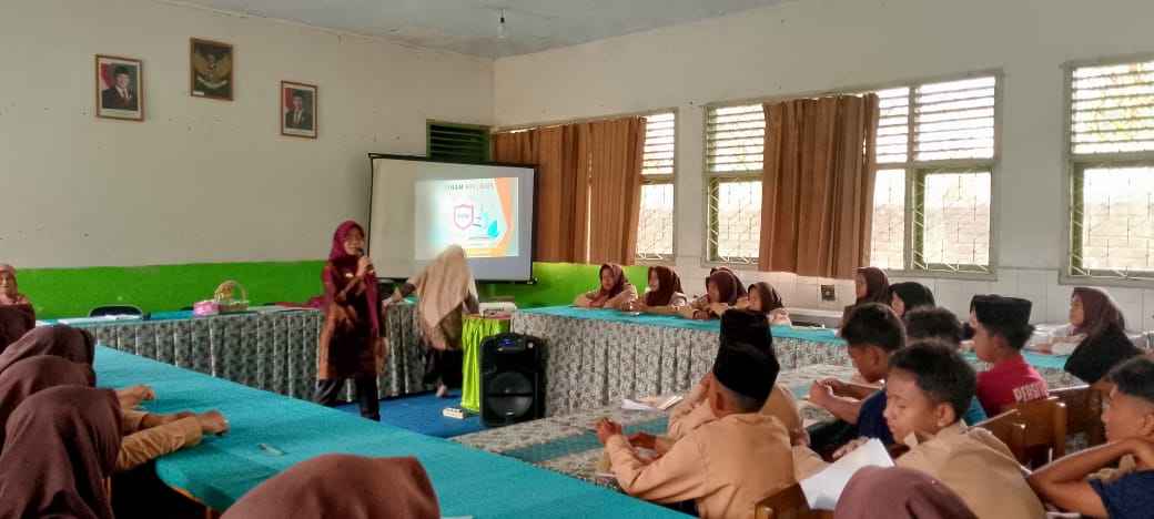 Puskesmas Penerokan Memberikan Penyuluhan Kesehatan Gigi dan Pencegahan HIV Untuk Siswa MTsN 4 Batanghari