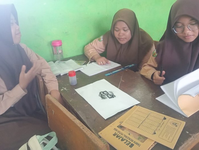 Siswi Salsabila Kelas 9A Aktif dalam Pembelajaran IPA tentang Pola Magnet