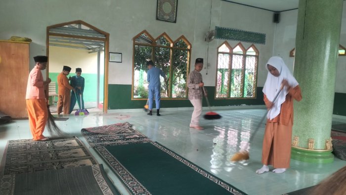Semangat Jumat Pagi, Murid VII.A MTsN 4 Batang Hari Jaga Kebersihan Mushola Bahrul Ulum