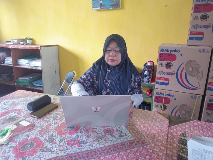 Ketua ZI MTsN 4 Batang Hari Koordinasikan Persiapan Akhir Upload Dokumen di Ruang Majelis Guru