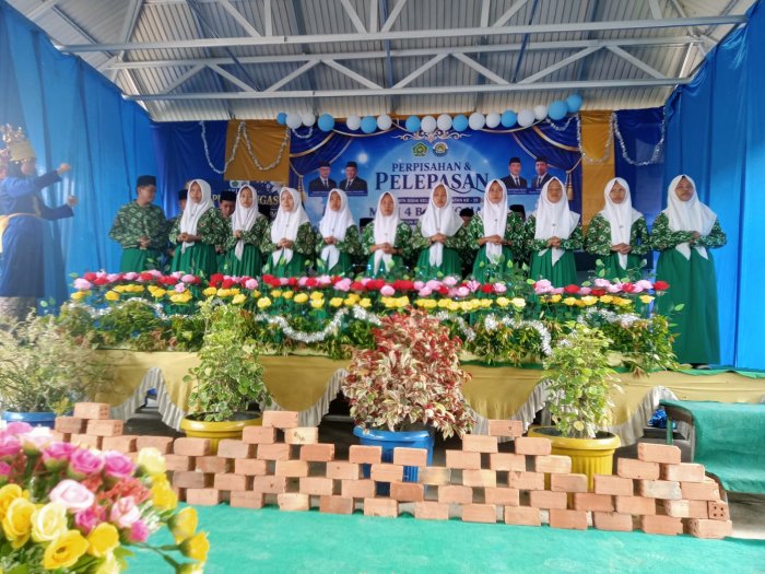 Suasana Haru dan Bahagia Warnai Acara Perpisahan di Gedung Serbaguna Madrasah