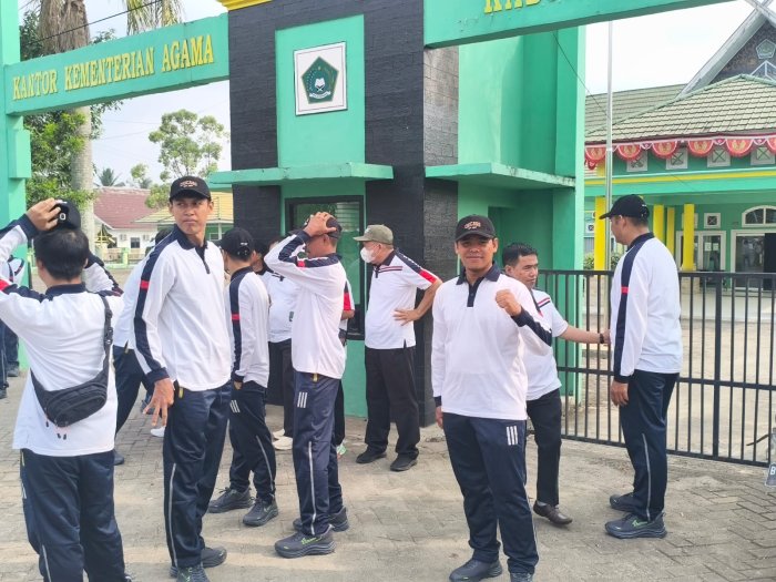 Semarak HUT RI ke-81, Staf TU MTsN 4 Batang Hari Ikuti Gerak Jalan Tingkat Kabupaten