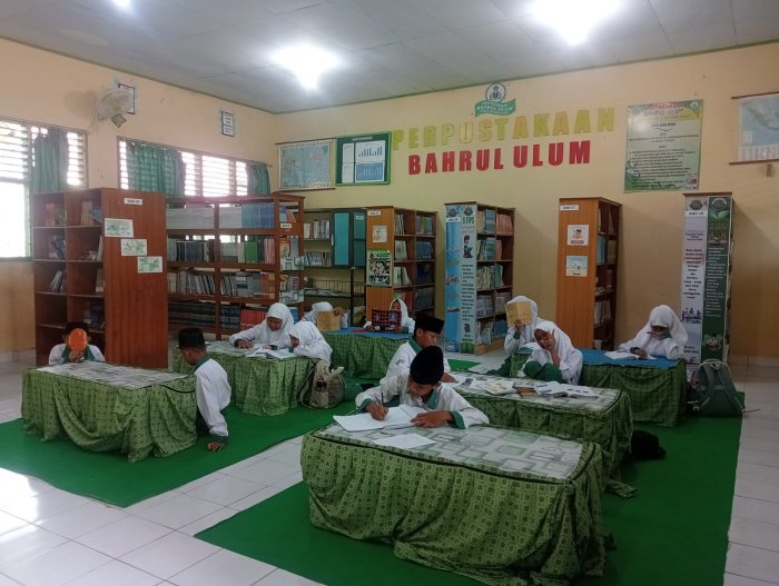 Siswa-Siswi Manfaatkan Perpustakaan Bahrul Ulum untuk Menyelesaikan Tugas Belajar