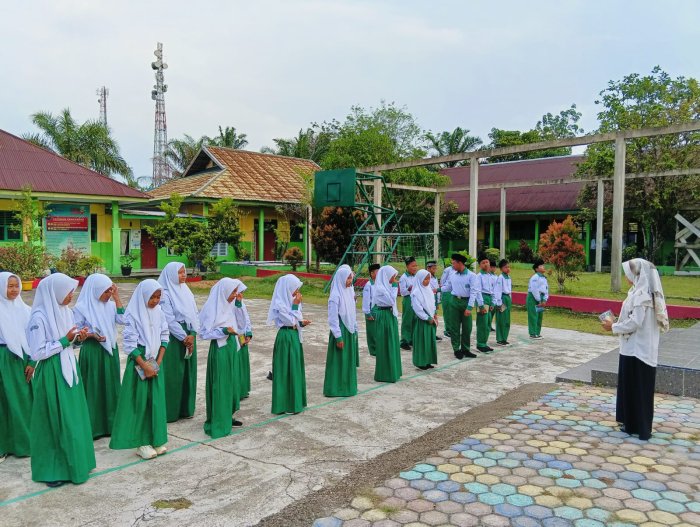Disiplin dan Tertib: Guru Piket Wujudkan Kegiatan Harian Madrasah yang Teratur