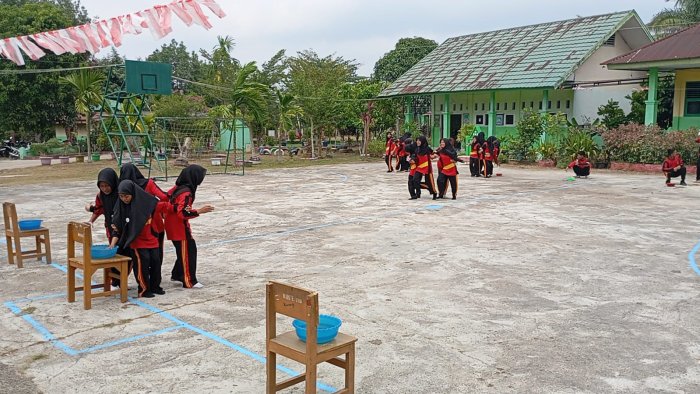 Seru dan Penuh Tawa! MTsN 4 Batang Hari Meriahkan HUT RI ke-81 dengan Estafet Air
