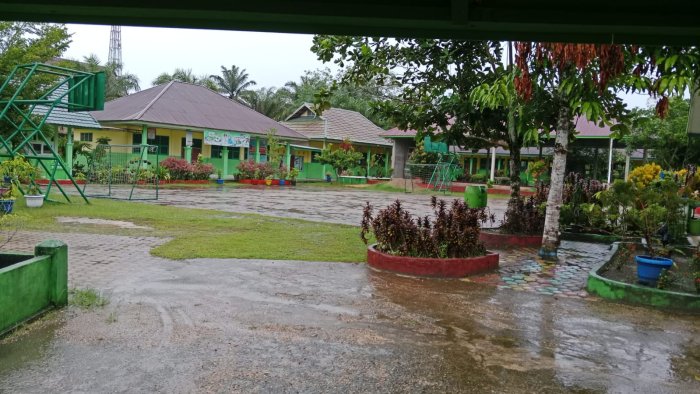 Hujan Pagi Guyur MTsN 4 Batanghari, Aktivitas Madrasah Tetap Berjalan Normal