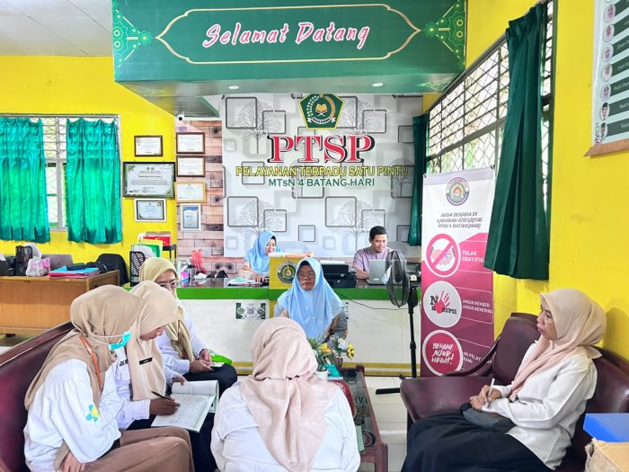 Wakasis MTsN 4 Batanghari Sambut Tim UPTD Puskesmas Penerokan dalam Kegiatan Penyaringan Kesehatan Peserta MATAMUDA Wakasis MTsN 4 Batanghari Sambut Tim UPTD Puskesmas Penerokan dalam Kegiatan Penyaringan Kesehatan Peserta MATAMUDA