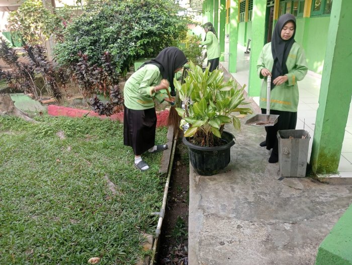 Siswi MTsN 4 Batanghari Penuh Semangat Membersihkan Parit dan Taman Depan Kelas