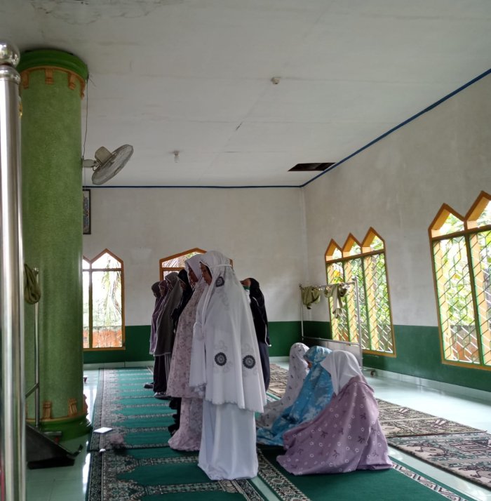 Langitkan Doa di Pagi Hari: Sholat Dhuha Warnai Aktivitas Siswa MTsN 4 Batang Hari