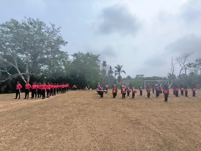 Terik Tak Menyurutkan Semangat, Drumband Izzatul Islam MTsN 4 Batang Hari Gladi bersih Jelang HUT RI ke-81