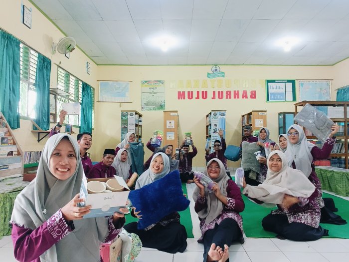 Keceriaan GTK MTsN 4 Batanghari di  Ruang Perpustakaan Bahrul Ulum