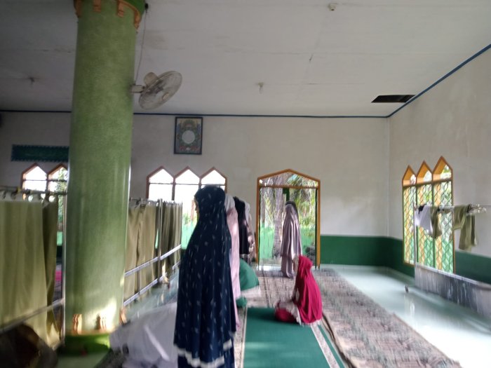 Teguhkan Iman Sejak Dini, Siswa 9A dan 9B MTsN 4 Batang Hari Rutin Laksanakan Sholat Dhuha
