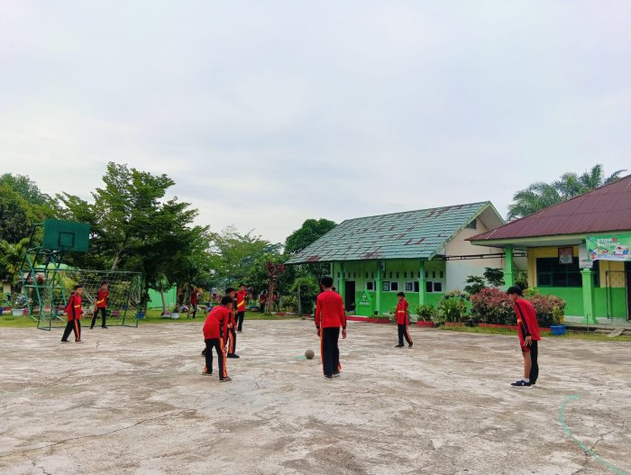 Kegiatan Peminatan Olahraga Futsal MTsN 4 Batanghari Tetap Semangat