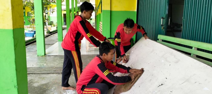 Siswa Kelas 9 MTsN 4 Batang Hari Belajar Peduli Barang Milik Negara Lewat Gotong Royong