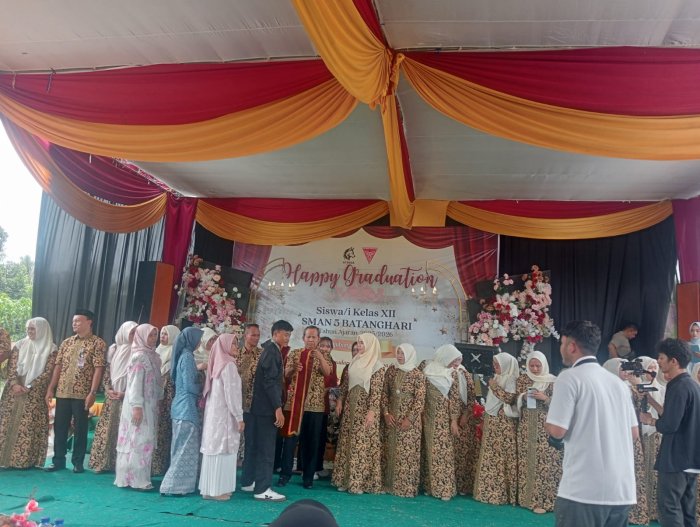 Wakil kepala Madrasah bidang Kesiswaan Hadiri Acara Pelepasan Murid SMAN 5 Batang Hari