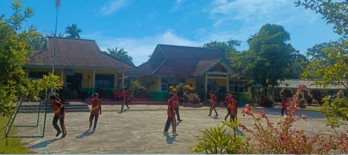 Bermain Bola Futsal Bersama, Siswa MTsN 4 Batang Hari Wujudkan Semangat Kerja Sama