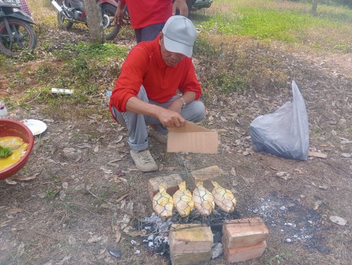 Ikan Nila Panggang Pelengkap Menu Saat Kebersamaan MTsN 4 Batanghari di Alam Terbuka Ikan Nila Panggang Pelengkap Menu Saat Kebersamaan MTsN 4 Batanghari di Alam Terbuka