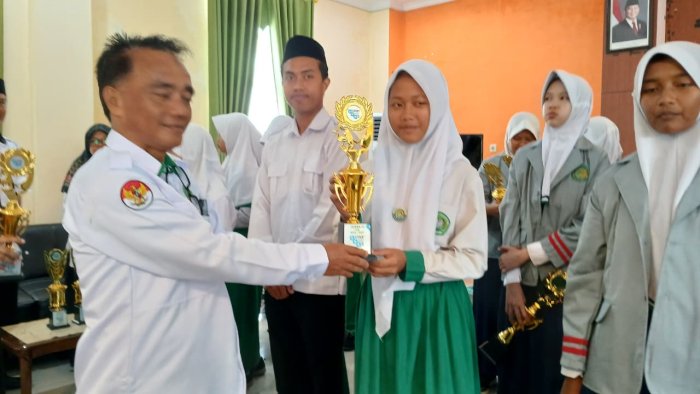 Raih Trofi di OMI Mapel IPA dan Lolos ke Tingkat Provinsi Raih Trofi di OMI Mapel IPA dan Lolos ke Tingkat Provinsi