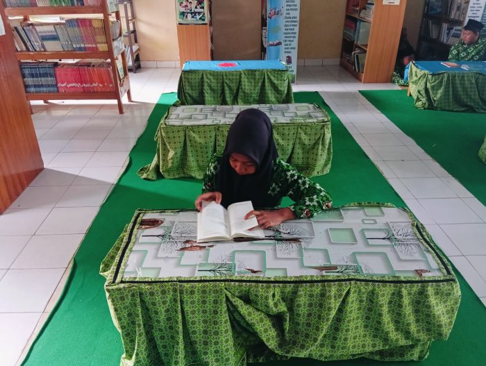 Istikhomah Mendalami Buku Kiat Mengatasi Dusta Karya Akrom Usman Istikhomah Mendalami Buku Kiat Mengatasi Dusta Karya Akrom Usman