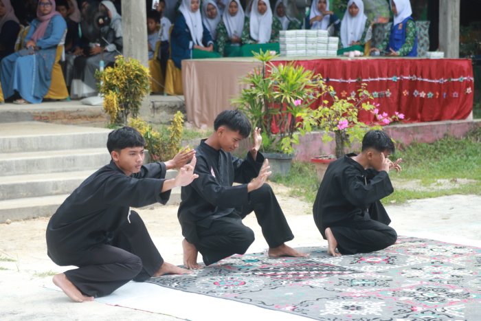 Aksi Memukau Pesilat Muda MTsN 4 Batang Hari Sambut Tamu Kehormatan pada Acara Pelepasan Siswa Kelas IX