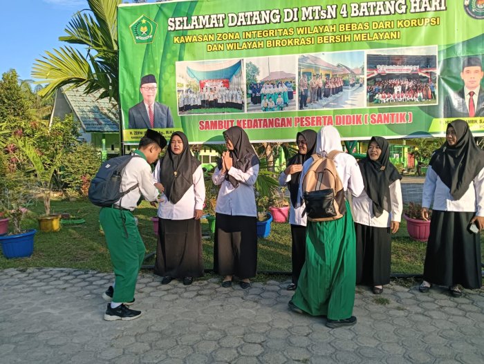 Awali pagi dengan bismillah, senyum pagi sambut peserta didik Awali pagi dengan bismillah, senyum pagi sambut peserta didik