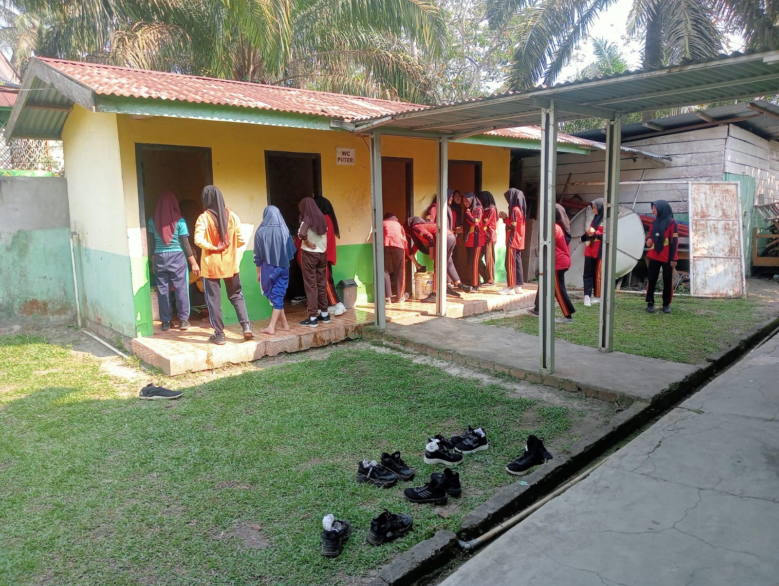 Siswa MTsN 4 Batanghari Antusias Ikuti Gotong Royong Bersihkan Toilet Madrasah