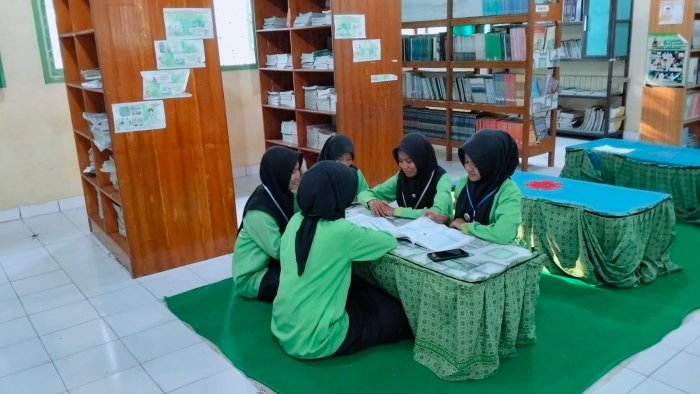 Murid MTsN 4 Batang Hari Manfaatkan Waktu Luang untuk Mengulang Materi SKI dan Fikih di Perpustakaan Bahrul Ulum Murid MTsN 4 Batang Hari Manfaatkan Waktu Luang untuk Mengulang Materi SKI dan Fikih di Perpustakaan Bahrul Ulum