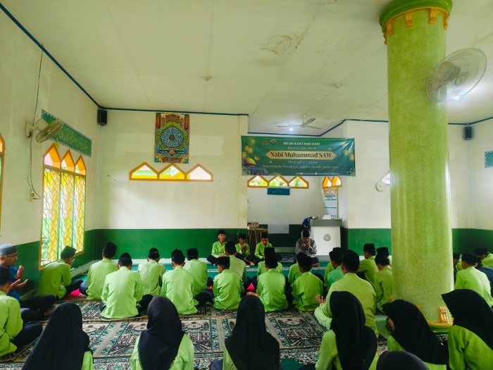 Suasana Khusyuk Menyelimuti Pembacaan Doa Usai Yasinan di MTsN 4 Batang Hari