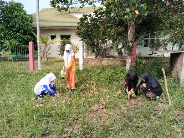 Siswa Madrasah Ikut Tanam Bibit Cempedak Dukung Program ASRI