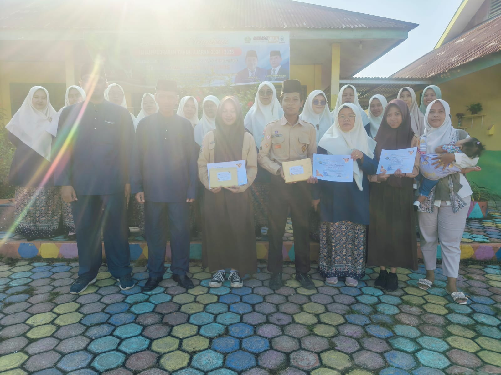 MTsN 4 Batanghari Beri Apresiasi kepada Siswa Paling Berprestasi  