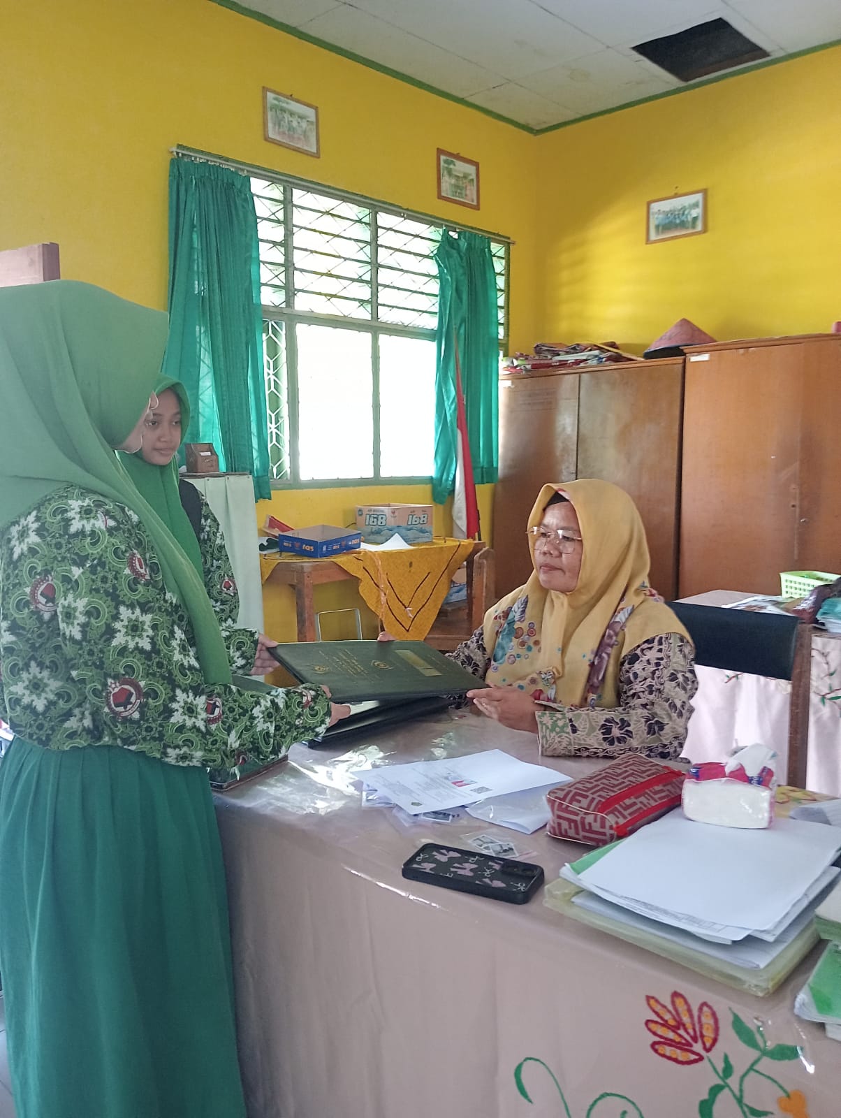 Percetakan RDM Berakhir, Wali Kelas IX Fokus pada Pembagian Raport. Percetakan RDM Berakhir, Wali Kelas IX Fokus pada Pembagian Raport.